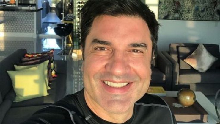 Após acidente, Edu Guedes aguarda movimento normal do braço   Celebridades   iG