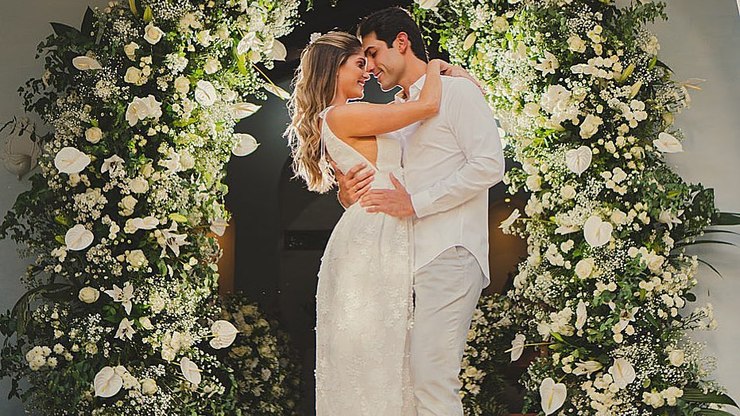 Bárbara Evans mostra as fotos do seu casamento virtual    Celebridades   iG