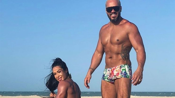 Belo e Gracyanne esbanjam boa forma em foto na praia   Celebridades   iG