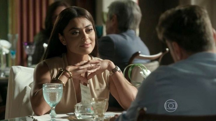 Carolina cogita sabotar a modelo de Arthur em