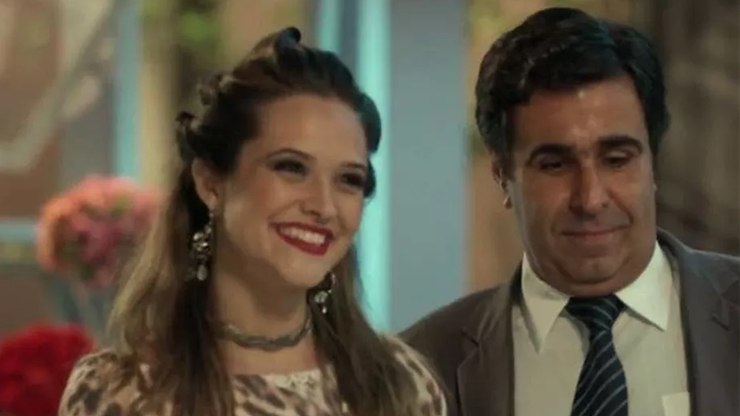 Cassandra destrói fotos do pai em