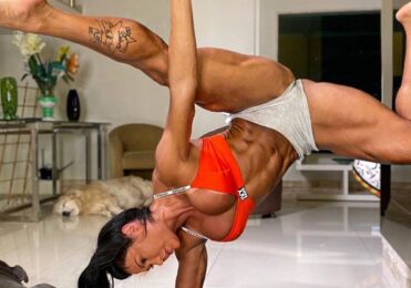 Com as pernas bem abertas, Gracyanne dá show de flexibilidade – Celebridades – iG