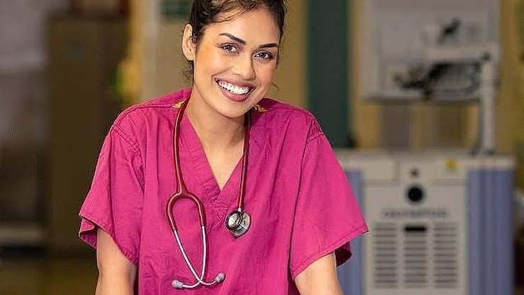 Covid 19 :Miss Inglaterra deixa coroa para atuar como médica   Celebridades   iG