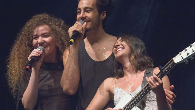 Dupla Anavitória expõe briga com Tiago Iorc: