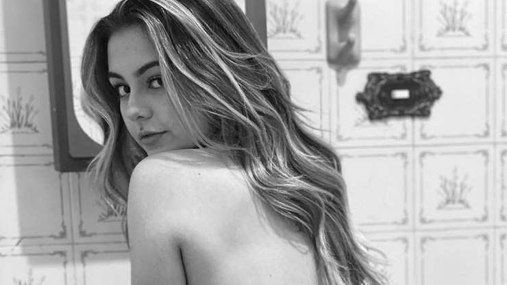 Ela cresceu! Klara Castanho posta foto sensual de topless   Celebridades   iG