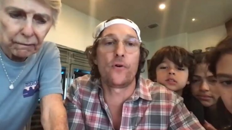 Em meio à pandemia, ator participa de bingo online com idosos   Celebridades   iG