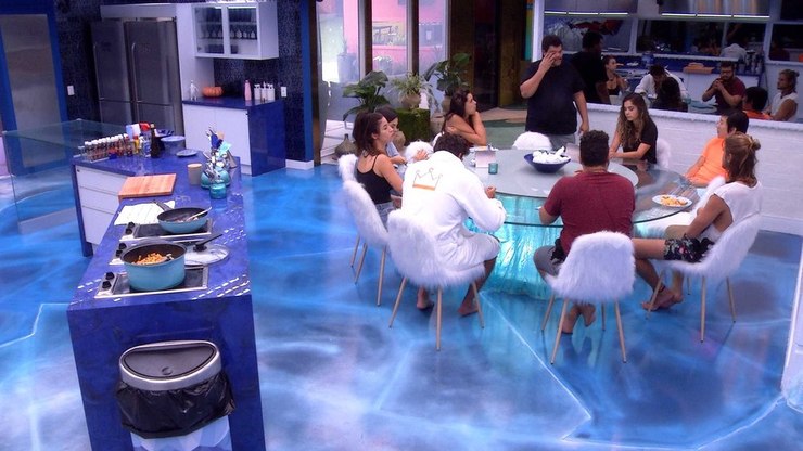 Em vídeo, rato é flagrado rondando a cozinha do