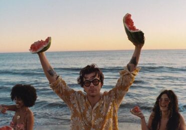 Harry Styles se diverte na praia em clipe de ‘Watermelon Sugar’ – Cultura – iG
