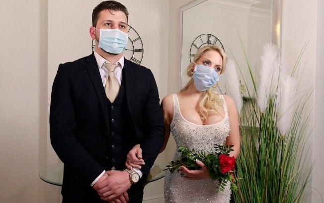 Jessica Lopes usou máscara no casamento 