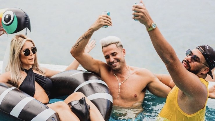 Latino lança clipe da quarentena e nega rumores de romance gay   Marcelo Bandeira   iG