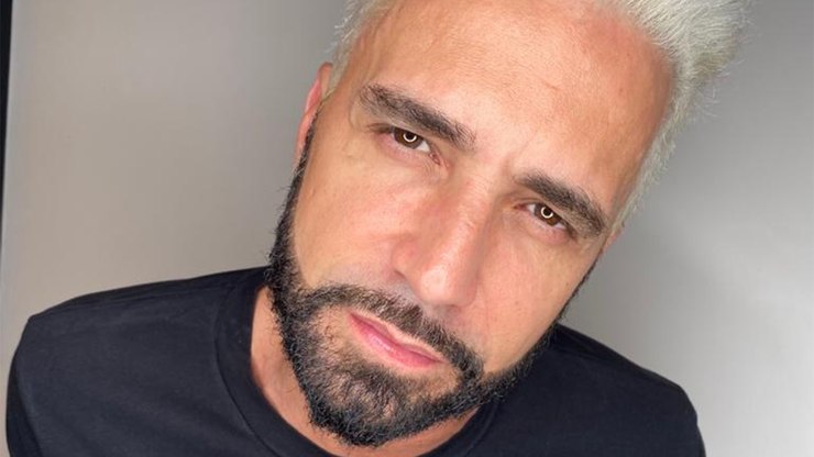 Latino tenta sortear cachorro e é detonado por Luísa Mell   Celebridades   iG