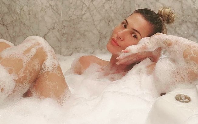 Lívia Andrade tomando banho