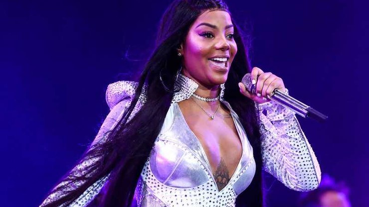 Ludmilla cai na piscina no meio de sua live e web reage   Celebridades   iG