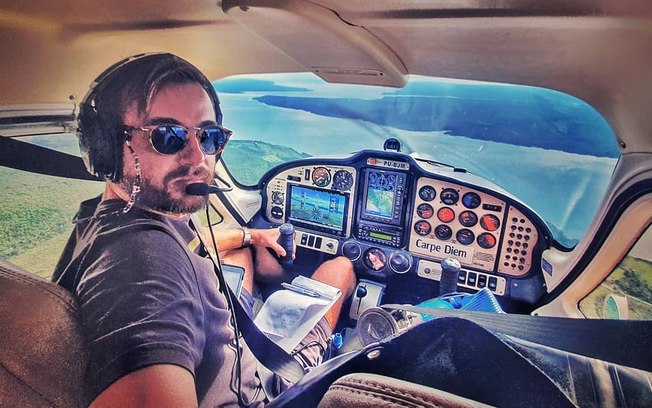 Max Fercondini pilotando avião