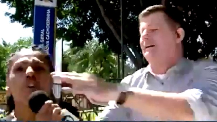 Mulher rouba microfone de repórter da Globo: Bolsonaro tem razão   TV & Novelas   iG