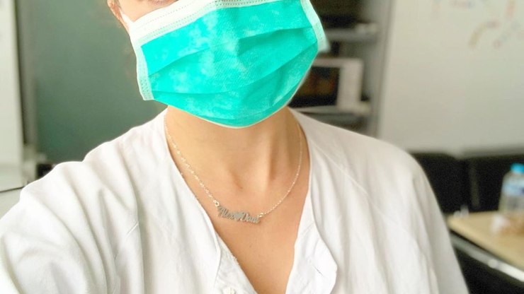 Para combater Covid 19 na Espanha, atriz volta a ser enfermeira   Celebridades   iG