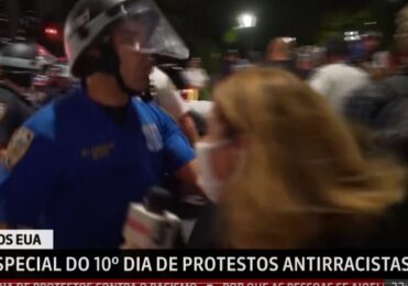 Repórter da GloboNews leva empurrão de policial nos EUA; assista  – TV & Novelas – iG