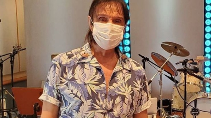 Roberto Carlos recomenda uso de máscaras de proteção devido Covid   Fabia Oliveira   iG