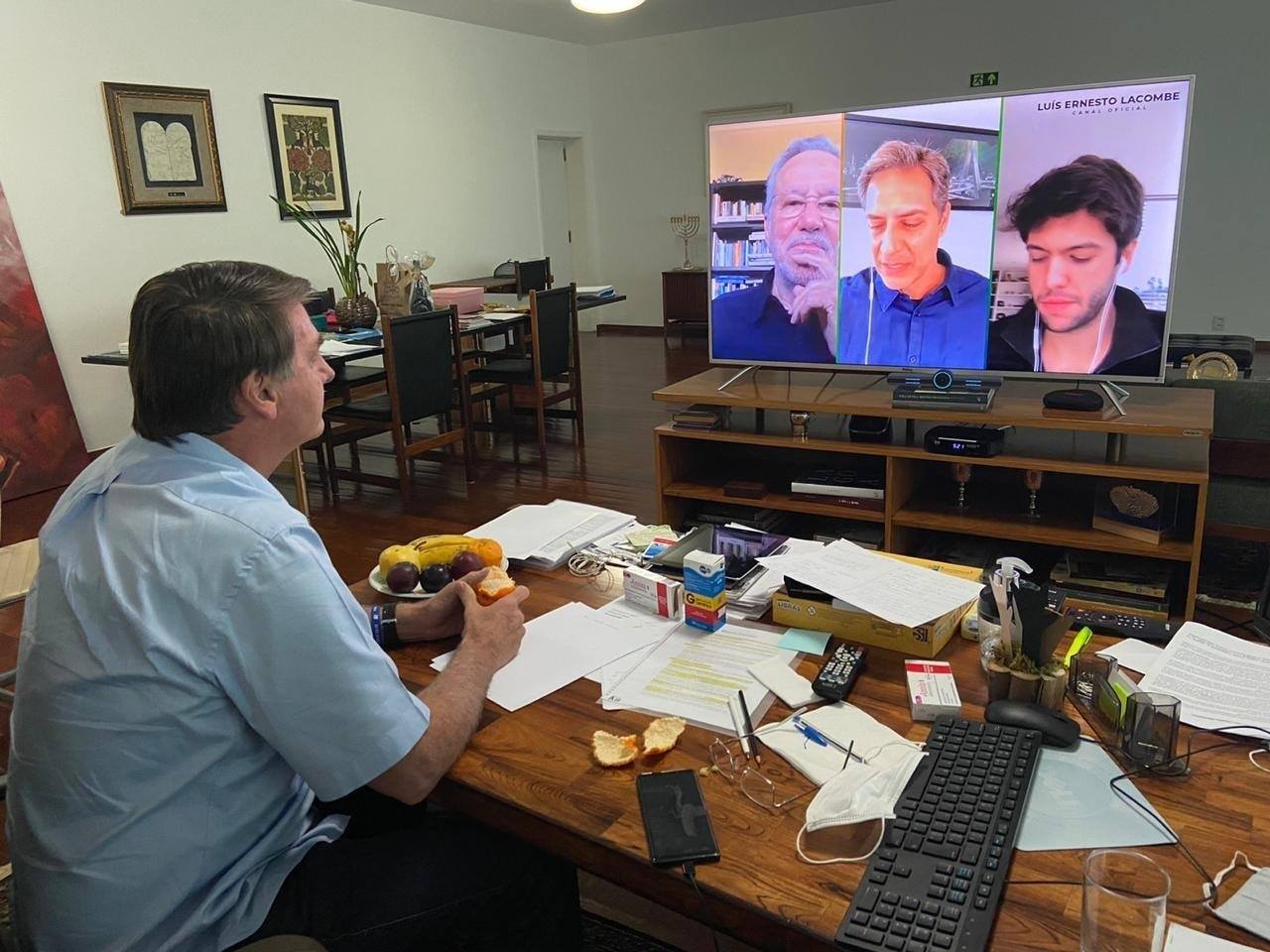 bolsonaro-assistindo-live-do-lacombe