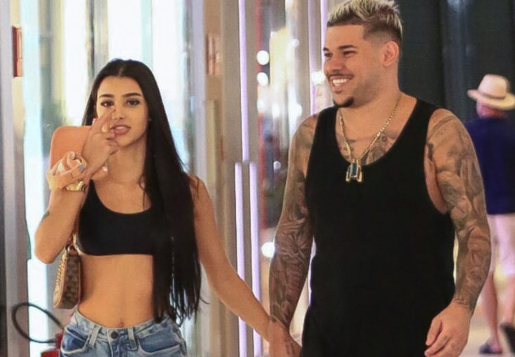 Bia Miranda e DJ Buarque, seu novo namorado, foram flagrados passeando juntos em um shopping no RJ