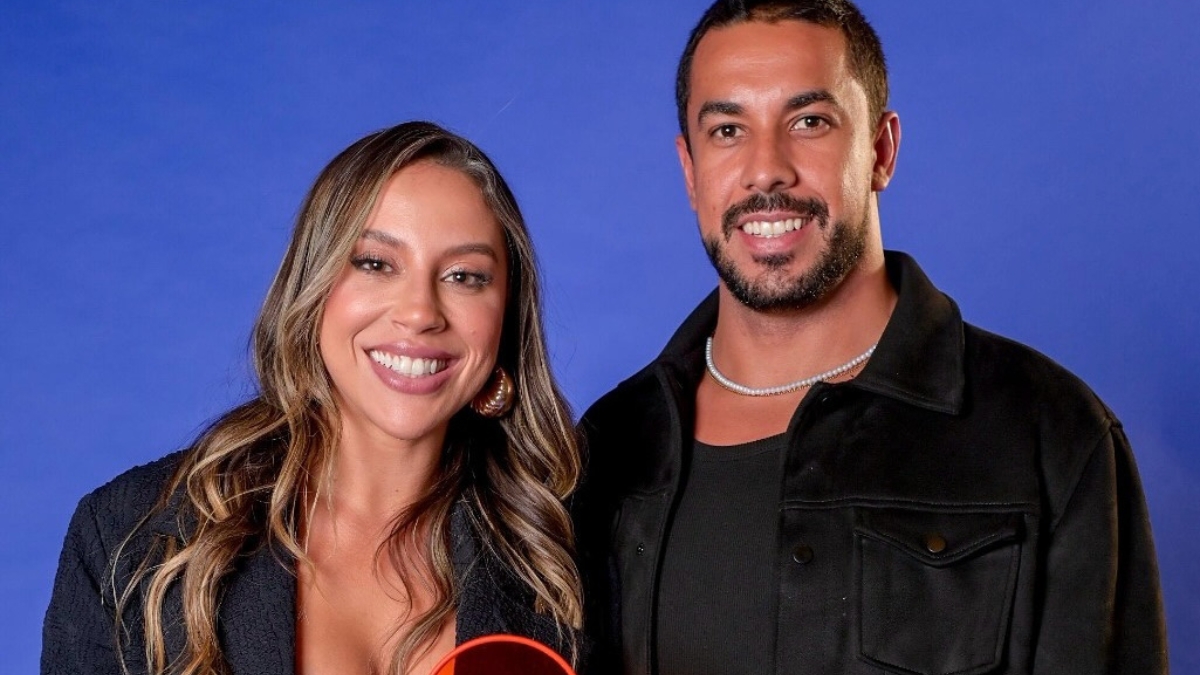 Renata e Maike surpreendem ao surgir coladinhos, mas gesto inesperado choca fãs!