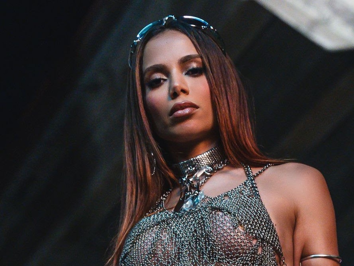 Anitta e Danilo Mesquita: Anitta e Danilo Mesquita são vistos aos beijos em bar no Rio