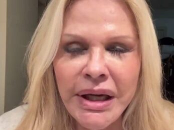 Monique Evans, aos 70 anos, diz estar realizada com o resultado de sua última cirurgia plástica