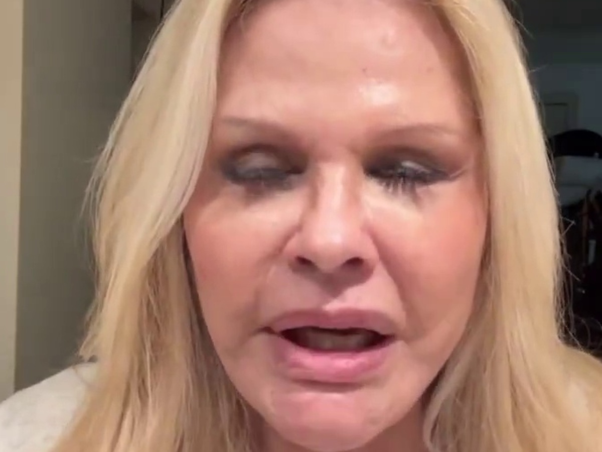 Monique Evans, aos 70 anos, diz estar realizada com o resultado de sua última cirurgia plástica