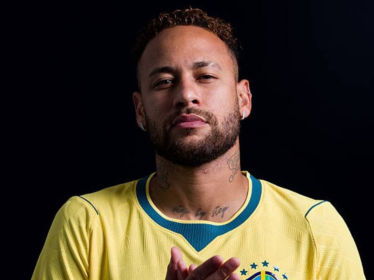 Neymar: Neymar acolhe criança durante preparação antes de jogo