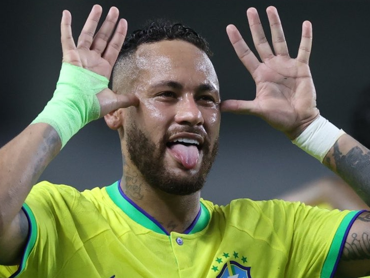 Neymar mostra Helena fazendo careta parecida com a do pai